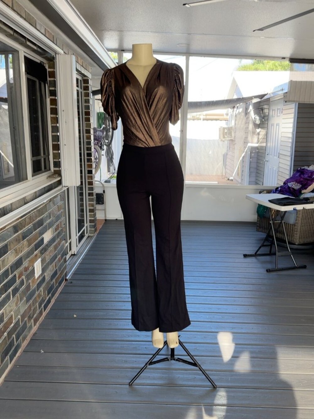 conjunto de blusa marrón/bronce y pantalón negro